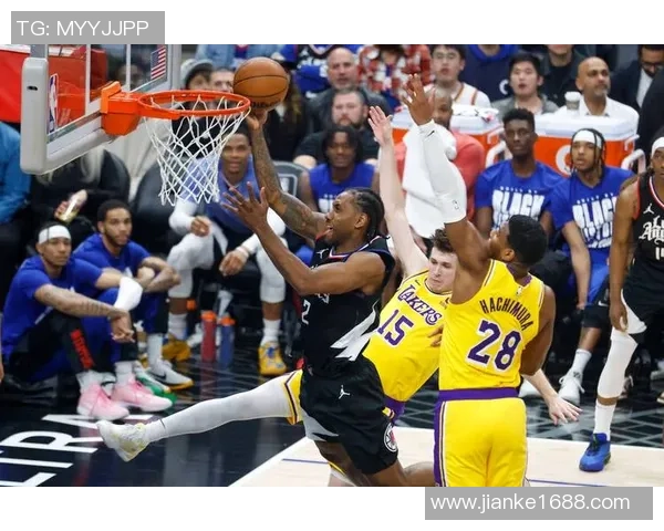 2010年洛杉矶湖人与快船的激烈对决回顾与分析