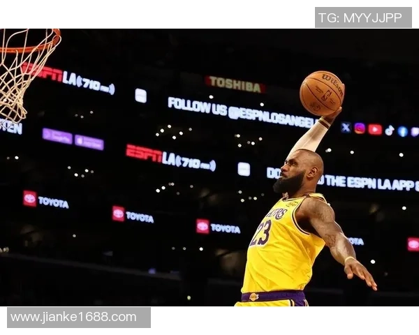 2013年湖人与黄蜂精彩对决回顾球星表现与比赛亮点分析